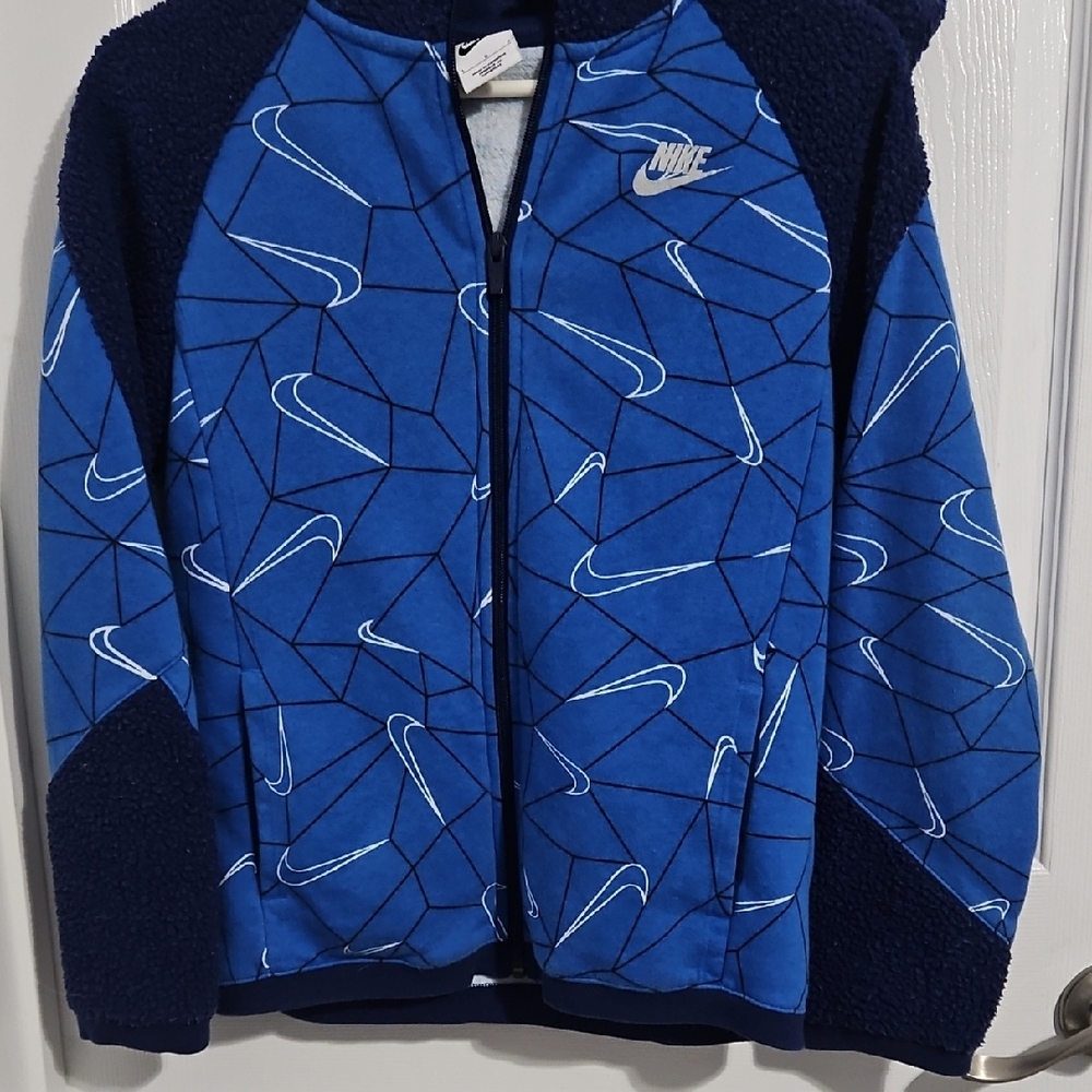 Nike Kids Geometric Blue and Black Puffer Jacket In Excellent Condition YLG